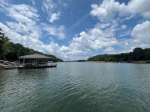 Peaceful waterfront lake living!