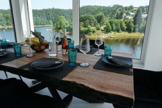 Apartments- Saaldorf WG 6 with balcony and view of the reservoir Отели в г. Заале-Орла