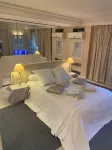 Large 600M2 property, tennis and 60sqm pool house with bar-kitchen on 10000 sqm