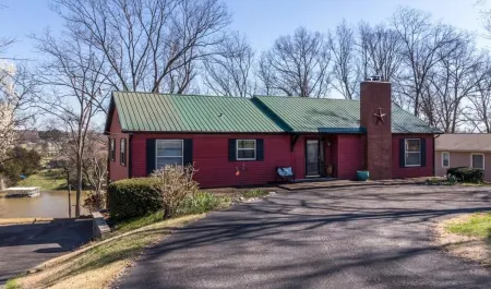 Enjoy fireside sunset & walk to movies, shops, restaurants!