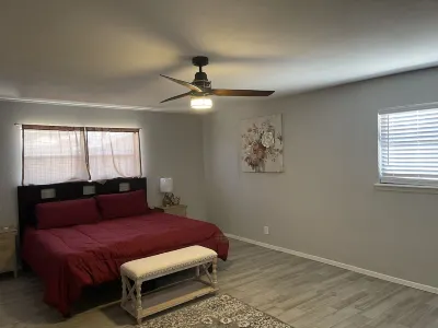 Lovely House with pool (Pet friendly) Hotels near Speedway