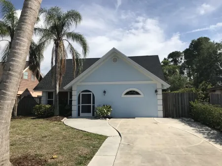 BLUE PARADISE !!  VANDERBILT BEACH, WALK TO MERCATO FOR SHOPPING AND  NIGHT LIFE