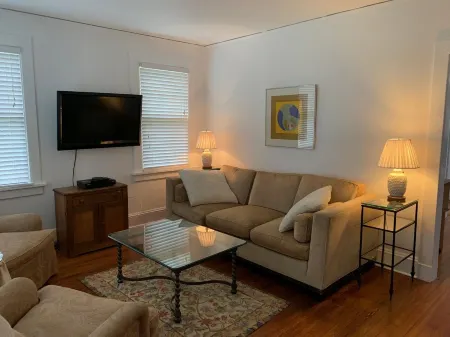 Home page of Southampton Village Отели рядом с достопримечательностью «Cryder Beach»