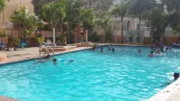 Saint Tropez CondoLOCATION  LOCATIONFree WI FI, Parking, Big Beautiful Pool - Private Pools