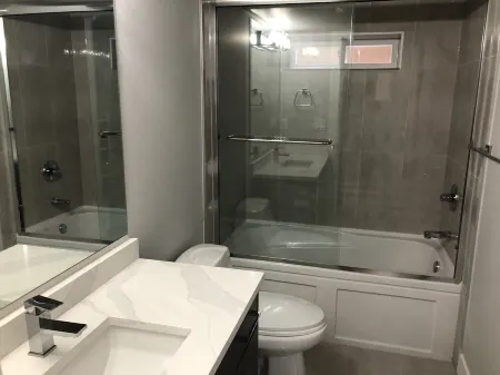 A - Modern Cozy Room w Private Entrance & Washroom