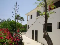 Two very large, bright apartment with private garden, pool and grill Hotel a Kissonerga