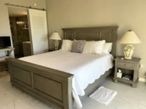 Gorgeous Updated 2 Bedroom, 2 Bath Pelican Cove Condo. فنادق في 