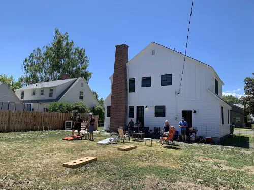 Large House 2 Blocks from Downtown Baker, large yard, and garage 4BED/2 BTH - Homestays