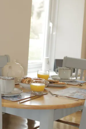 Apartment set in stunning grounds with coastal views & access to coastal paths