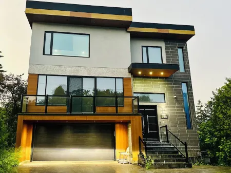 Lakeside Luxe Отели рядом со станцией Pickering GO