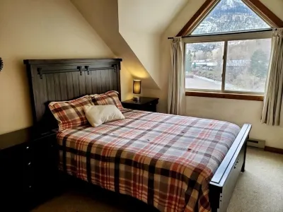 Flexcation in our mountain townhome | relax + walk to hot springs