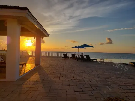 Steps from beach and infinity pool, Golf Cart Optional