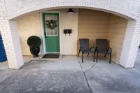 Private Ground Level Suite with Full Kitchen