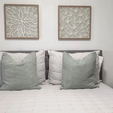 Renovated 3 bedroom 2 bathroom just 2 blocks to beautiful beaches !