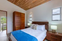 Modern mountain side villa with stunning ocean view. 20 minutes to the beach! Hotels in Ciudad Cortes