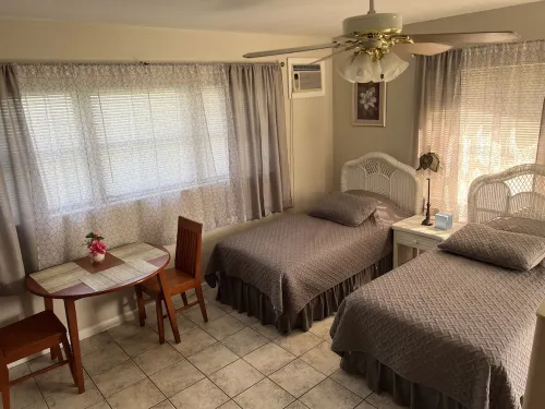 Sunny Apartments a block from Warm Mineral Springs