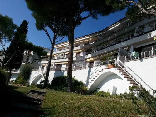 Apartment in seafront location with pool and garden with lawn,