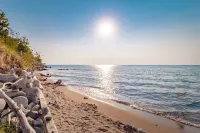 Updated Cottage in Southcott Pines, Grand Bend. Steps to Sun Beach