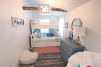 Cheerful "Bay B Shark" 2 bedroom canal front home- 2 min from the beach