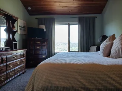 Cedar Post and Beam in the heart of Okanagan Wine Country. Pets OK. Hotels near Kangaroo Creek Farm