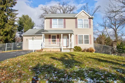 Luxury 4 bed King Suite! Mins to Towson! Hotels in Towson