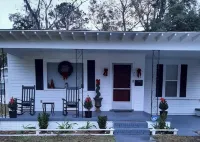 Delia's River Retreat:  Charming 3 Bedroom Cottage in St. Marys, Georgia Hotels near Kings Bay Village Shopping Center