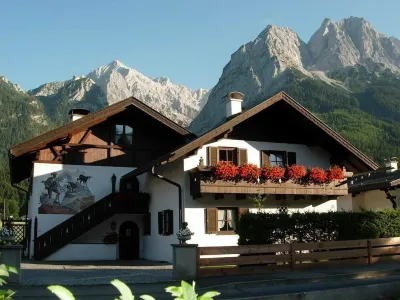 5-star apartment "Kreuzeck" in Grainau & garden/lawn. Hotels near Eibsee Lake