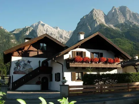 5-star apartment "Kreuzeck" in Grainau & garden/lawn.