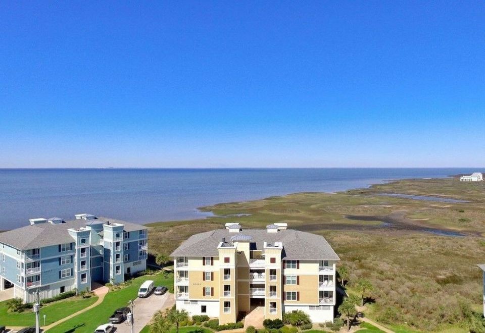 Newly renovated Bayfront Condo - 0221112000lmw0m049C1C R 960 660 R5 D