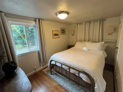 Charming 2-bedroom cottage in the heart of Salem Hotel in zona Willamette University
