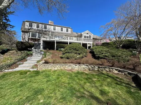 Centrally located 2900 sq ft, 5br 2.5 bath, home. Отели рядом с достопримечательностью «Санди Нек Бич»