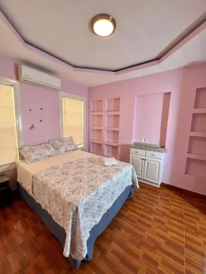 Private Spacious Modern 4BR Home with Full Kitchen 住宿飯店