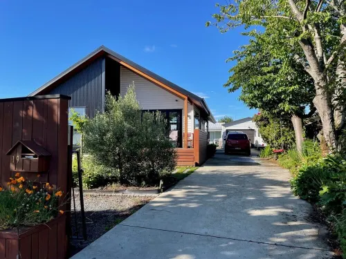 Spacious sunny cottage (airport close, family, pet friendly, disability access)