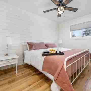 Prime Wellington Location with Water Views and Sandbanks Provincial Park Pass Rooms