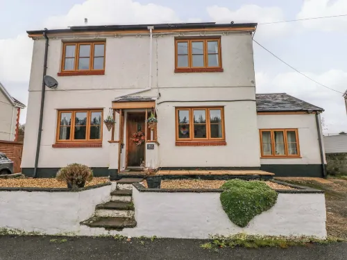 100 Cwmphil Road Hotels in Glynneath