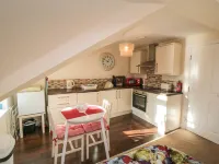 Carisbrooke House, Apartment 6