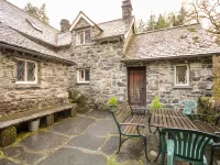Nant Cottage Hotels in Llanddoged and Maenan