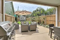 2 Blocks to Stewart Beach Home with Backyard Oasis