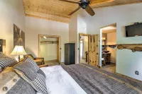 Wooded Retreat w/ Deck: 4 Mi to Downtown Flagstaff - شقق