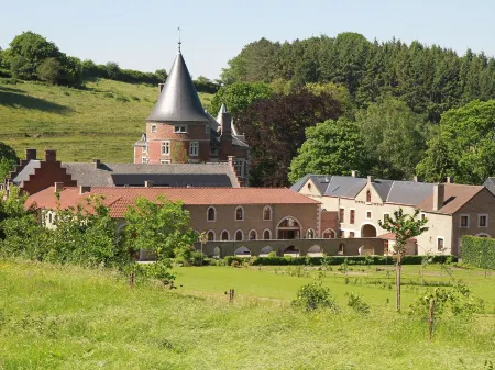 Hôtel - Ferme du Château d'Ahin Отели в г. Жее
