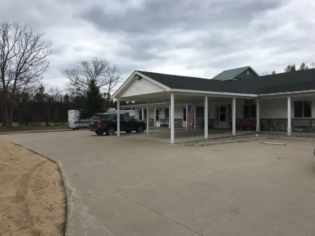 Scully's Manistee Outpost Motel
