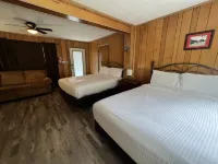 Budget Friendly Queen Studio with Full Kitchen, Two Queen Beds and Sleeper Sofa Hotel Room Hotels in Mount Ida