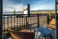 Okanagan Lakefront Resort - Mountain view