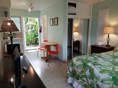 Alexander Palms Court Hotels near Mallory Square