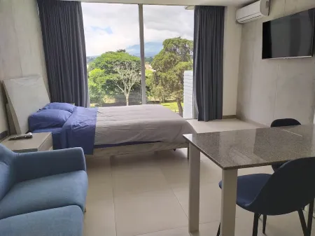 Studio in Modern High Rise, AC, Pool, Gym, GREAT Location 6c