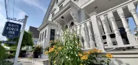 White Porch Inn فنادق في 
