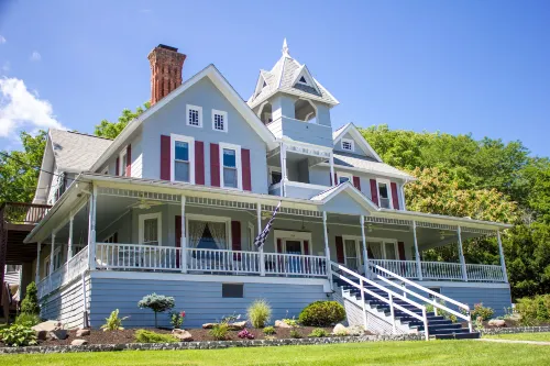 Hudson Manor Bed & Breakfast - parking
