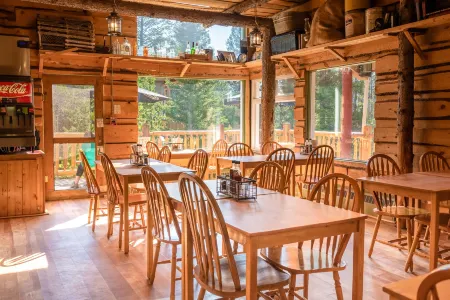 HI Banff Alpine Centre - Hostel Отели рядом с достопримечательностью «Banff Registry»