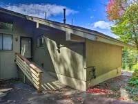 House w/ Balcony ~ 5 Mi to Cranmore Resort! Hotels in Glen