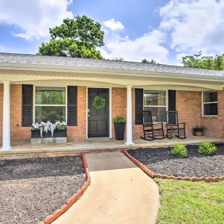 1 Mi to Main St: Brenham Retreat w/ Game Room